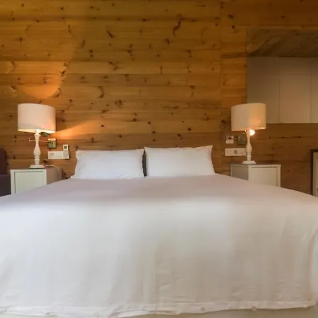مكان تخييم Cabanas De Apriscos آكورونيا